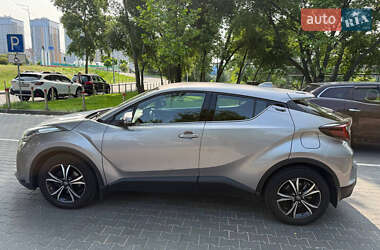 Внедорожник / Кроссовер Toyota C-HR 2021 в 