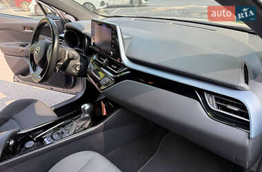 Внедорожник / Кроссовер Toyota C-HR 2021 в 