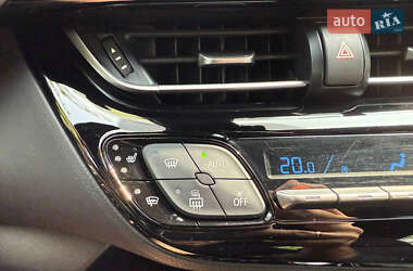 Внедорожник / Кроссовер Toyota C-HR 2021 в 