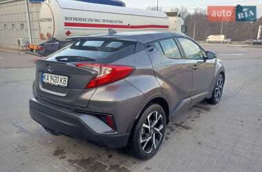 Внедорожник / Кроссовер Toyota C-HR 2017 в 