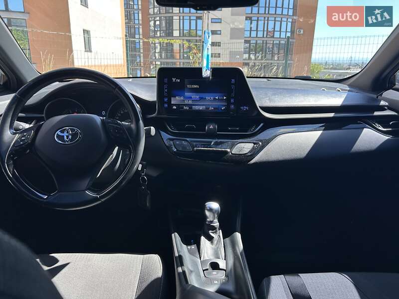 Позашляховик / Кросовер Toyota C-HR 2016 в Городенці