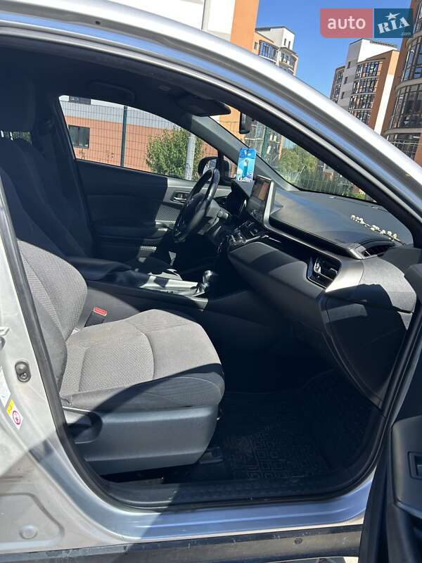 Позашляховик / Кросовер Toyota C-HR 2016 в Городенці