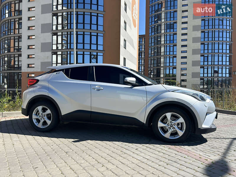 Позашляховик / Кросовер Toyota C-HR 2016 в Городенці