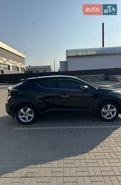 Внедорожник / Кроссовер Toyota C-HR 2017 в 
