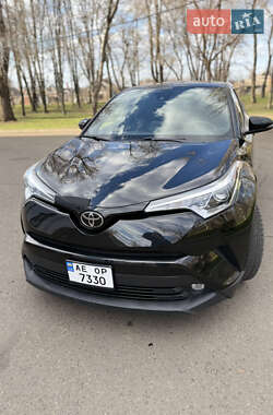 Внедорожник / Кроссовер Toyota C-HR 2018 в 