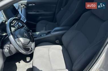 Внедорожник / Кроссовер Toyota C-HR 2016 в 