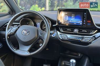 Внедорожник / Кроссовер Toyota C-HR 2017 в 