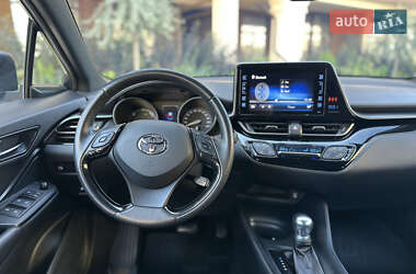 Внедорожник / Кроссовер Toyota C-HR 2017 в 