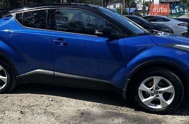 Позашляховик / Кросовер Toyota C-HR 2017 в 