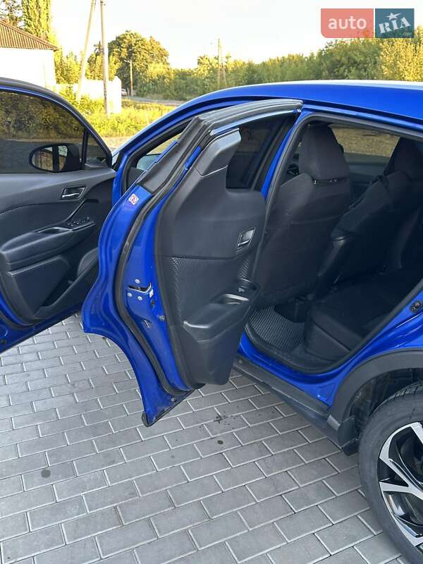 Позашляховик / Кросовер Toyota C-HR 2018 в Близнюках
