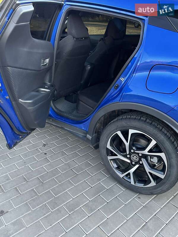 Позашляховик / Кросовер Toyota C-HR 2018 в Близнюках