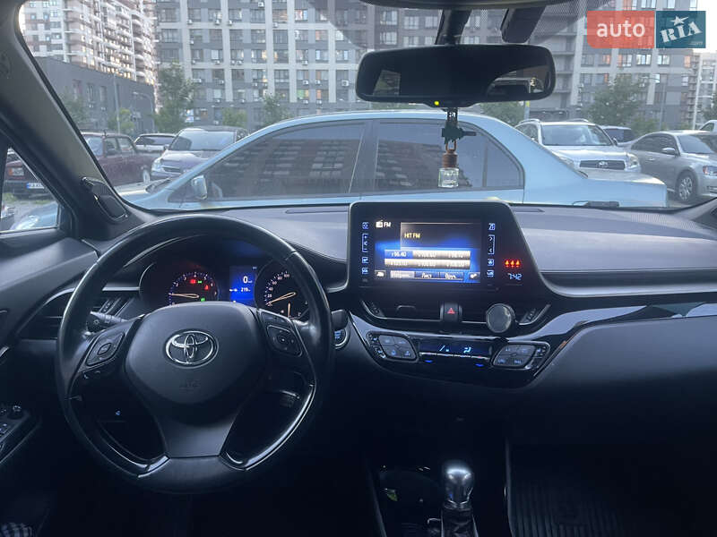 Внедорожник / Кроссовер Toyota C-HR 2017 в Запорожье