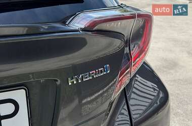 Внедорожник / Кроссовер Toyota C-HR 2018 в 