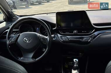 Внедорожник / Кроссовер Toyota C-HR 2018 в 