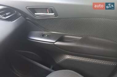 Позашляховик / Кросовер Toyota C-HR 2018 в  фото 3 Позашляховик / Кросовер Toyota C-HR 2018 в