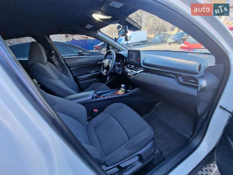 Внедорожник / Кроссовер Toyota C-HR 2019 в Киеве