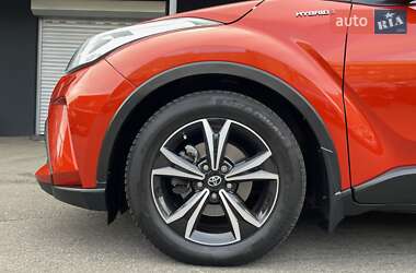 Позашляховик / Кросовер Toyota C-HR 2020 в 
