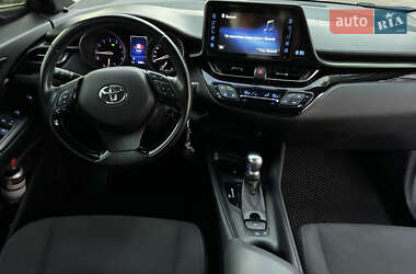 Внедорожник / Кроссовер Toyota C-HR 2016 в 