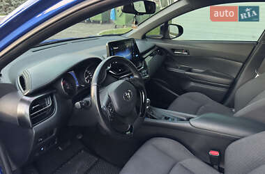 Внедорожник / Кроссовер Toyota C-HR 2016 в 