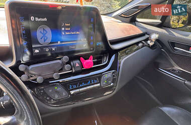 Позашляховик / Кросовер Toyota C-HR 2017 в  фото 3 Позашляховик / Кросовер Toyota C-HR 2017 в