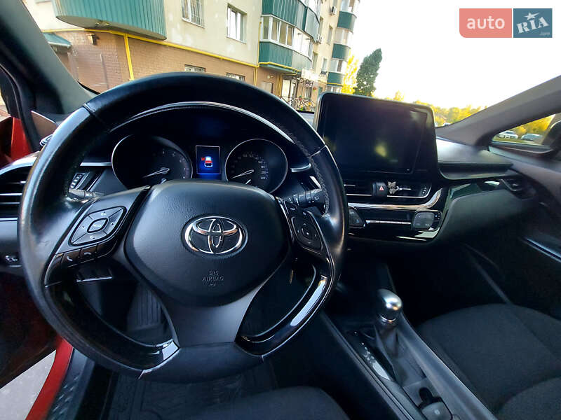 Позашляховик / Кросовер Toyota C-HR 2017 в Сумах