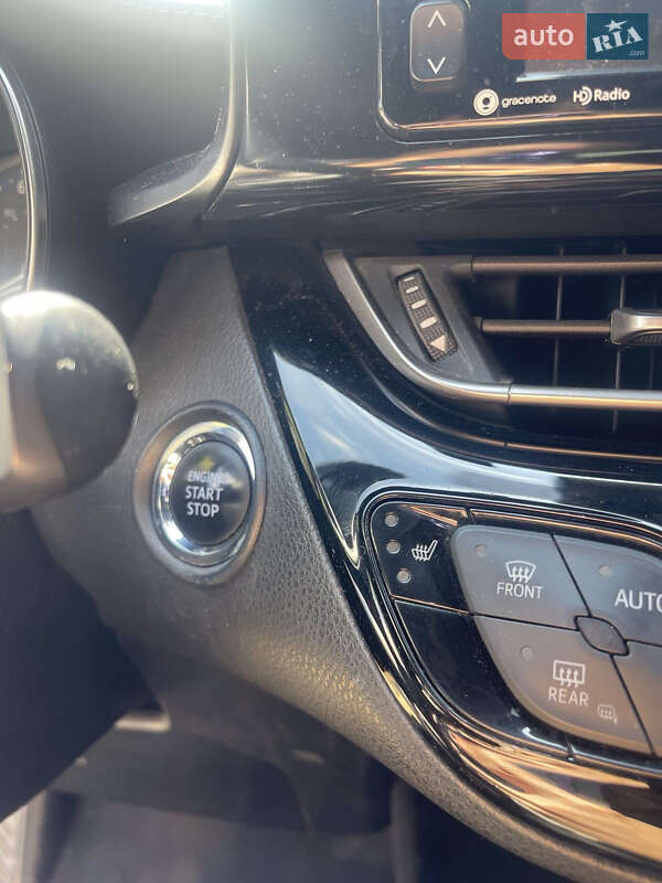 Позашляховик / Кросовер Toyota C-HR 2017 в Дніпрі