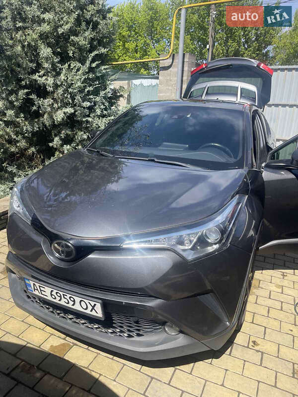 Позашляховик / Кросовер Toyota C-HR 2017 в Дніпрі