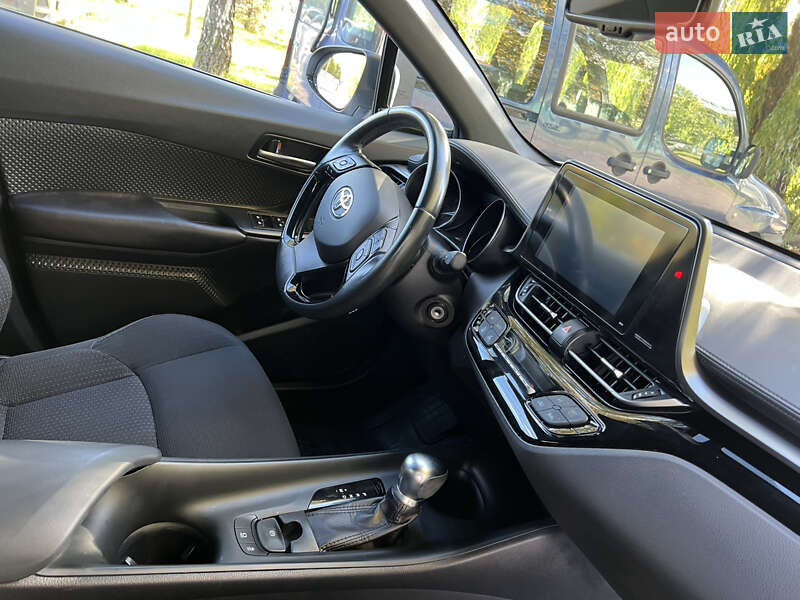 Внедорожник / Кроссовер Toyota C-HR 2018 в Киеве