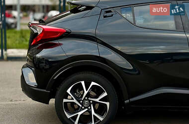 Внедорожник / Кроссовер Toyota C-HR 2017 в 