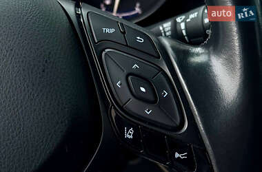 Внедорожник / Кроссовер Toyota C-HR 2017 в 