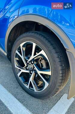 Внедорожник / Кроссовер Toyota C-HR 2017 в 