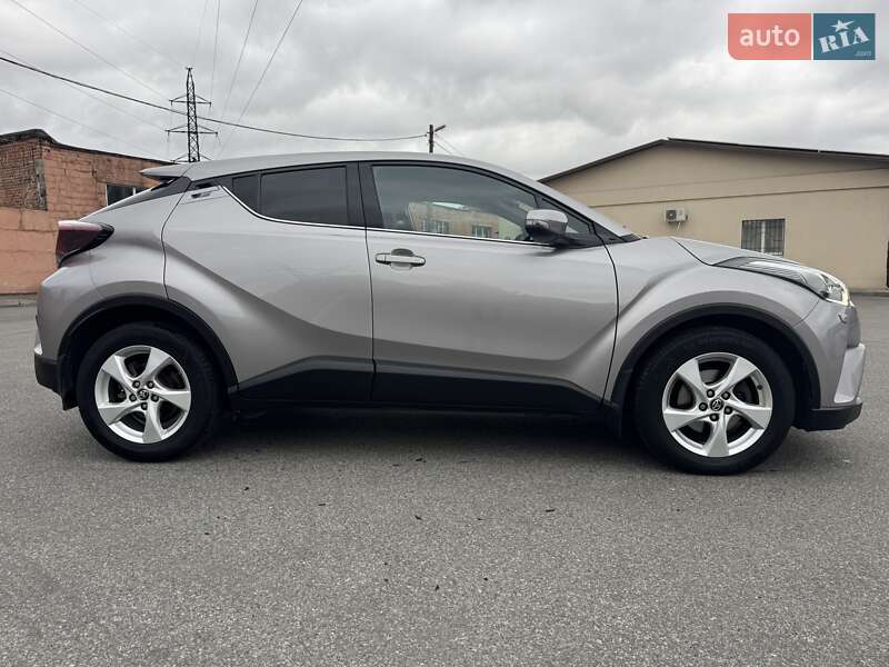 Позашляховик / Кросовер Toyota C-HR 2019 в Дніпрі фото 3 Позашляховик / Кросовер Toyota C-HR 2019 в Дніпрі