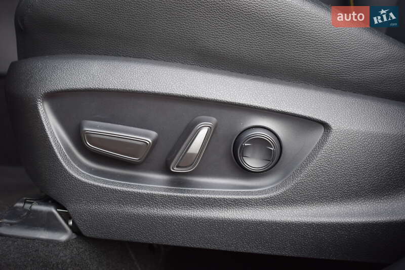 Внедорожник / Кроссовер Toyota C-HR 2023 в Житомире