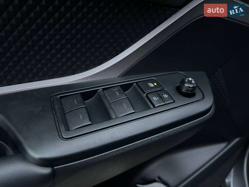 Внедорожник / Кроссовер Toyota C-HR 2019 в Киеве