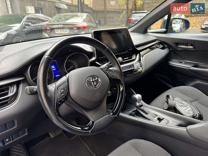 Внедорожник / Кроссовер Toyota C-HR 2017 в Киеве