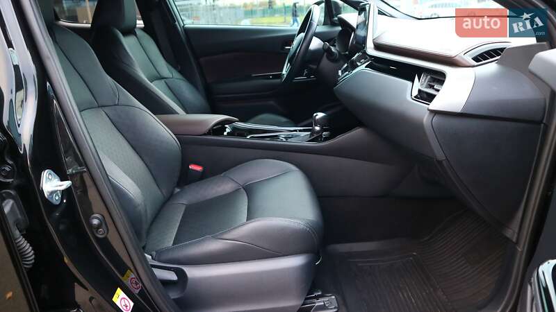 Внедорожник / Кроссовер Toyota C-HR 2018 в Киеве