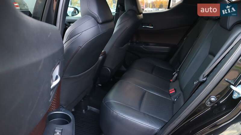 Внедорожник / Кроссовер Toyota C-HR 2018 в Киеве