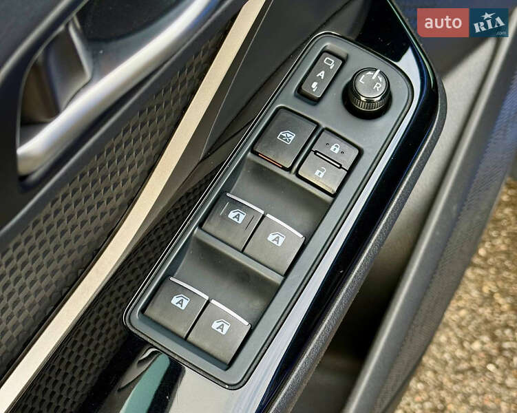 Внедорожник / Кроссовер Toyota C-HR 2019 в Киеве