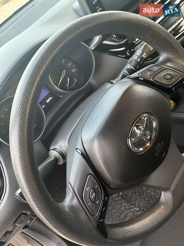 Внедорожник / Кроссовер Toyota C-HR 2019 в Киеве