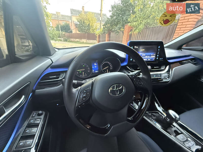 Внедорожник / Кроссовер Toyota C-HR 2018 в Полтаве