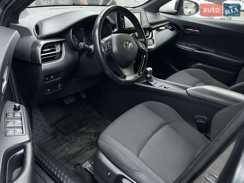 Позашляховик / Кросовер Toyota C-HR 2017 в Києві фото 7 Позашляховик / Кросовер Toyota C-HR 2017 в Києві