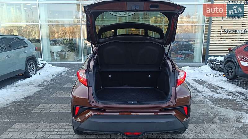 Внедорожник / Кроссовер Toyota C-HR 2017 в Киеве