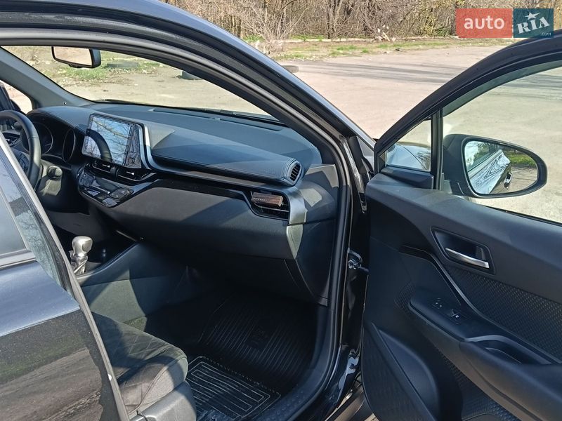 Внедорожник / Кроссовер Toyota C-HR 2017 в Кривом Роге