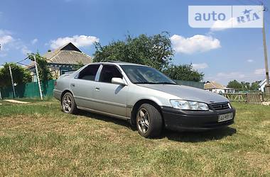 Седан Toyota Camry 2000 в Киеве