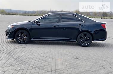 Седан Toyota Camry 2013 в Виннице