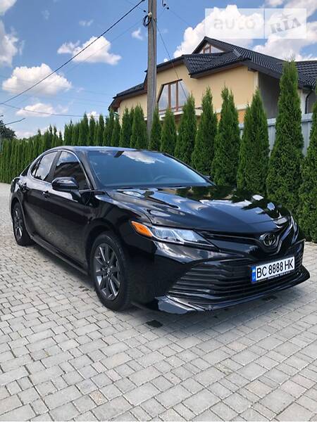 Седан Toyota Camry 2018 в Львові