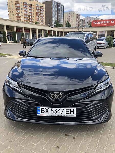 Седан Toyota Camry 2017 в Хмельницком