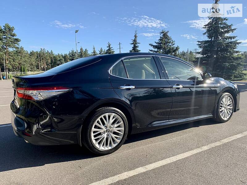 Седан Toyota Camry 2018 в Києві