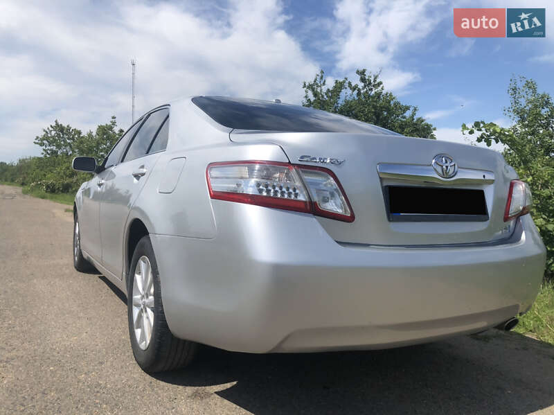 Седан Toyota Camry 2010 в Окнах