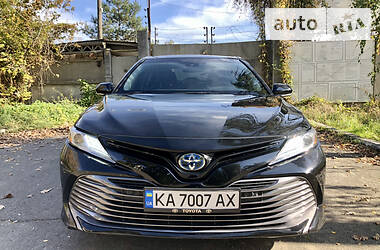 Седан Toyota Camry 2018 в Киеве